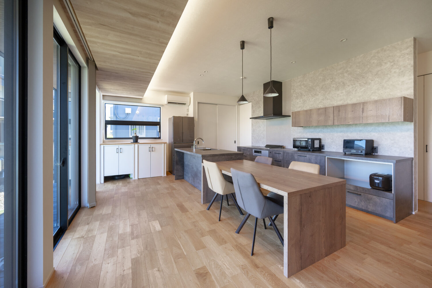 三重で注文住宅ならアイデザインホーム｜アイデザインホームの実例集｜間接照明の柔らかな光が心地よいダイニングキッチン