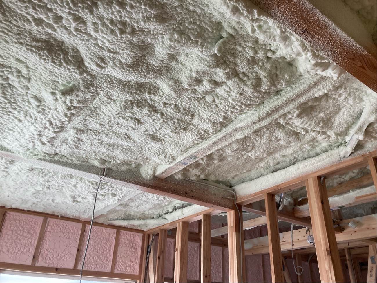 広島で注文住宅ならアイデザインホーム|気密測定の現場リポート|断熱材を吹き付けた室内