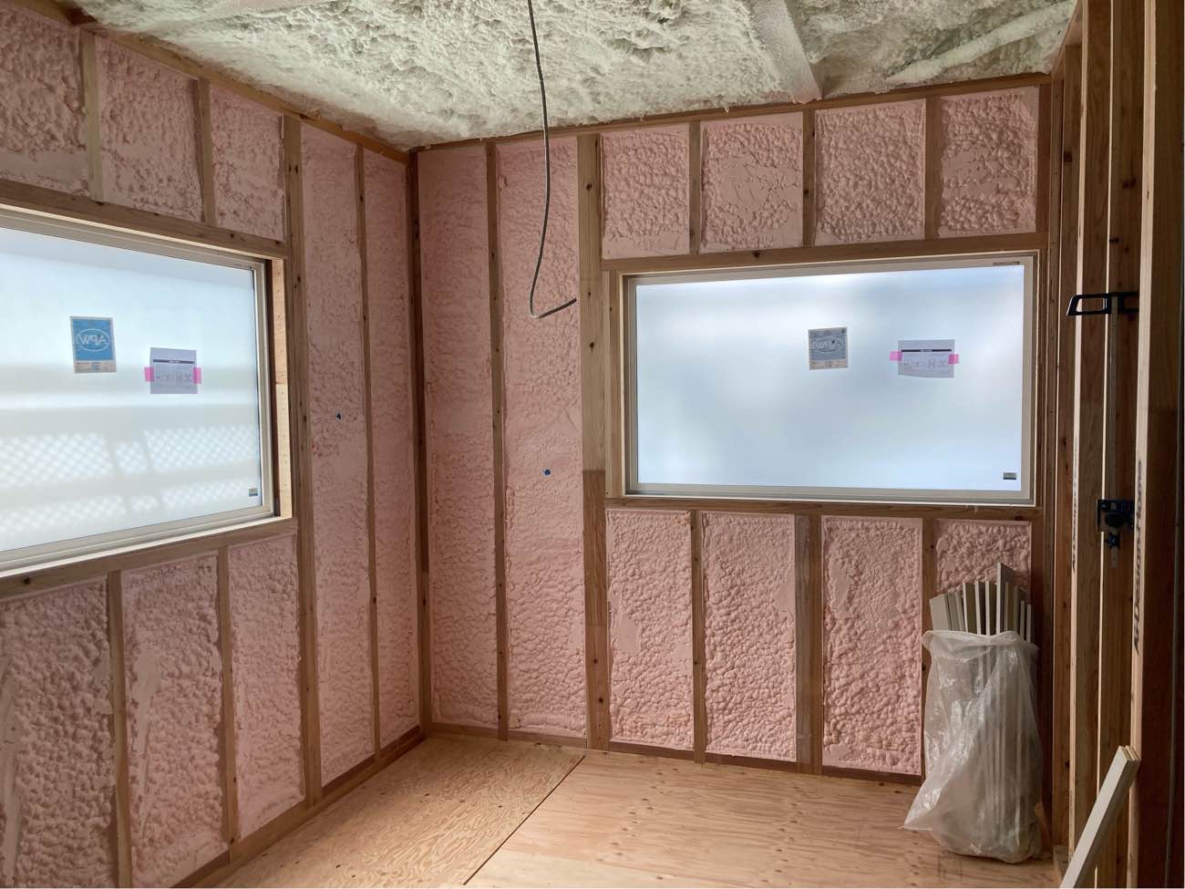 広島で注文住宅ならアイデザインホーム|気密測定の現場リポート|断熱材を吹き付けた室内