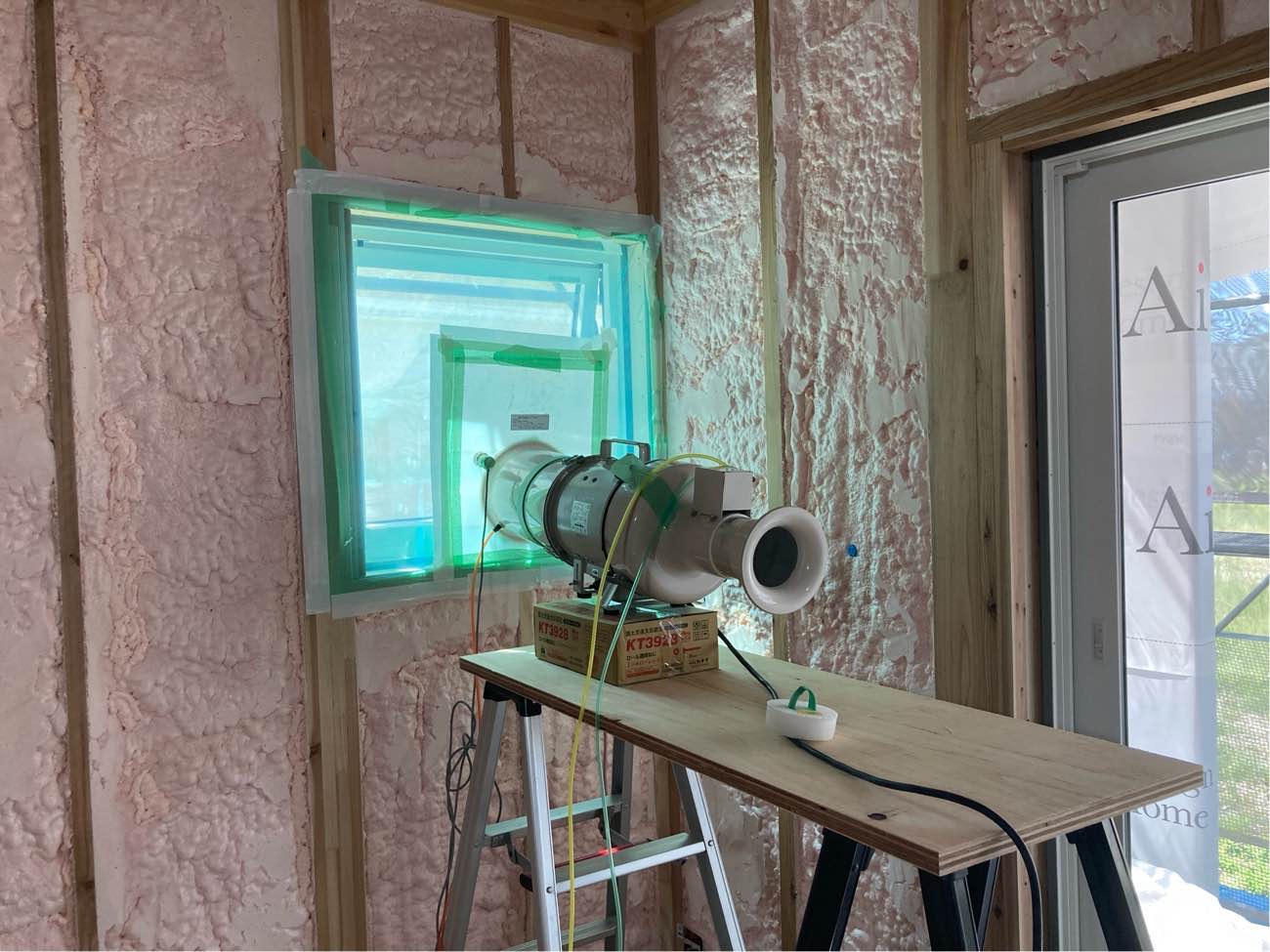 広島で注文住宅ならアイデザインホーム|気密測定の現場リポート|気密測定の機器を設置した様子