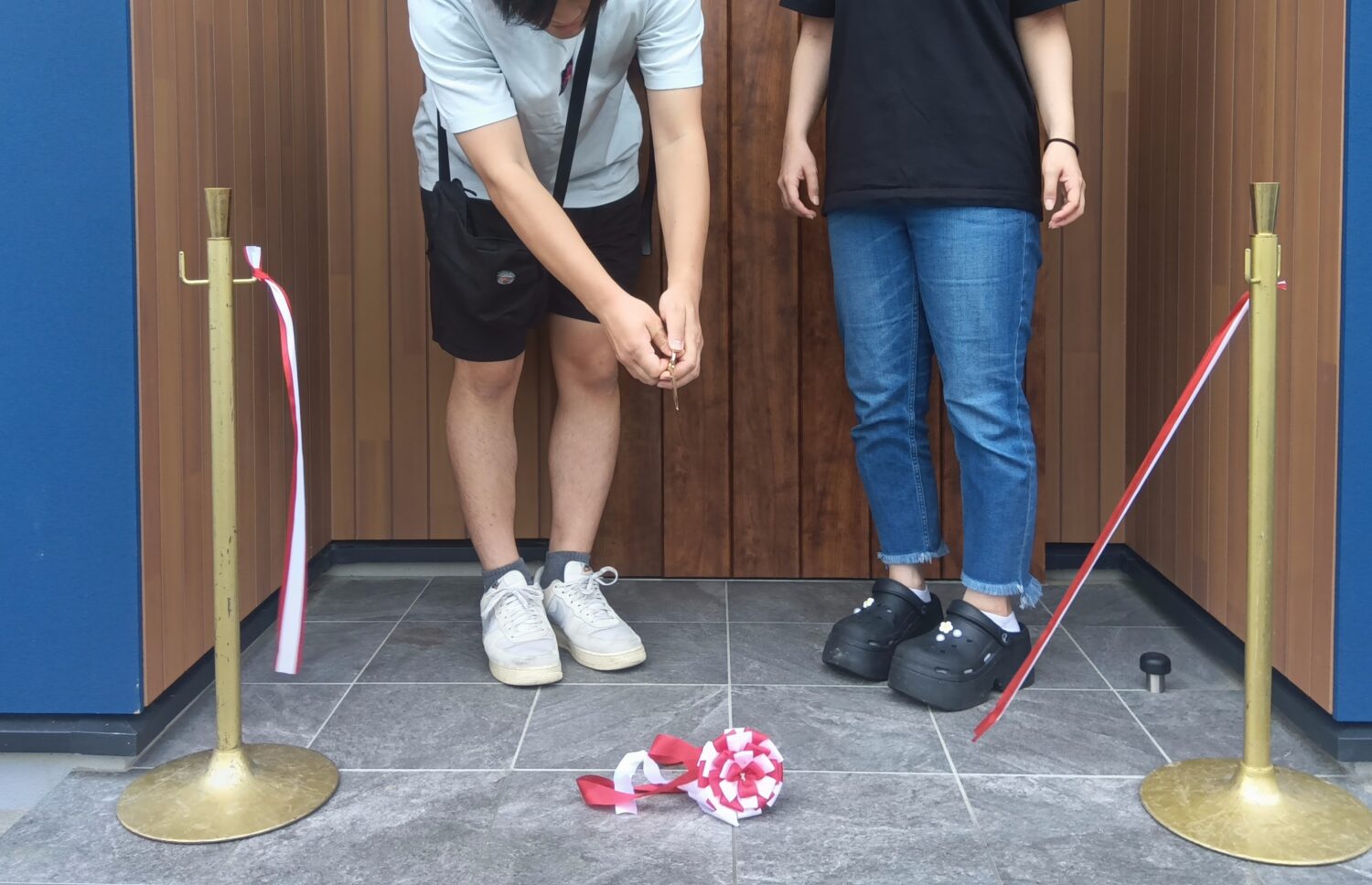 三重で注文住宅ならアイデザインホーム｜引渡の現場リポート｜ご主人がテープカットをした瞬間の様子