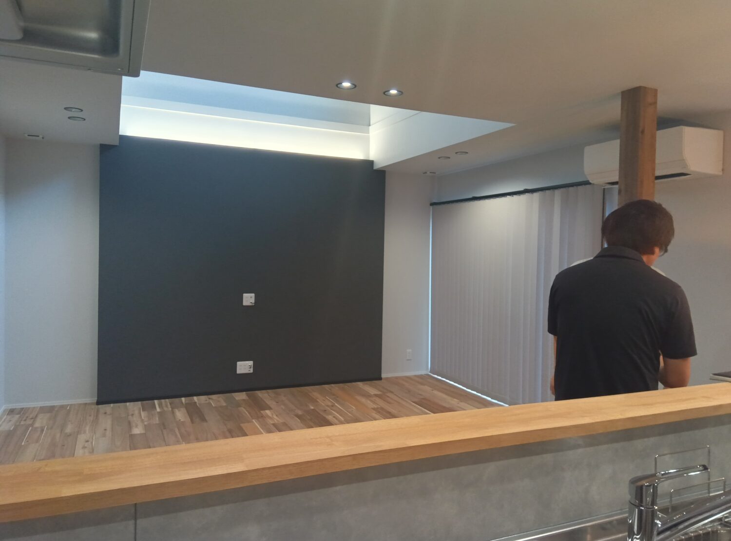 大阪で注文住宅ならアイデザインホーム｜引渡の現場リポート｜ブラックのアクセントクロスが印象的なリビング