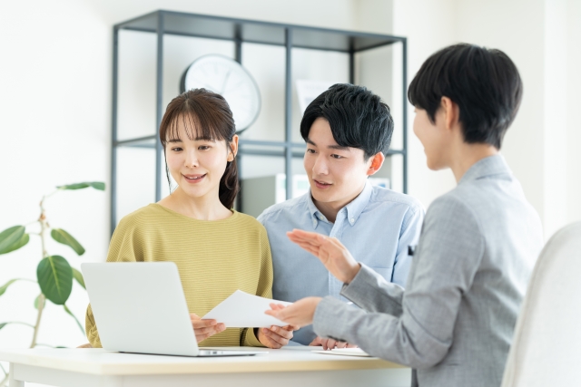マイホーム購入前にライフプランについて相談する夫婦|アイデザインホーム