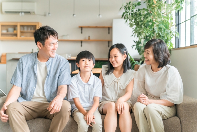 住宅ローンだけじゃない! 家づくりにかかる “見えないコスト”の話|笑顔の家族写真