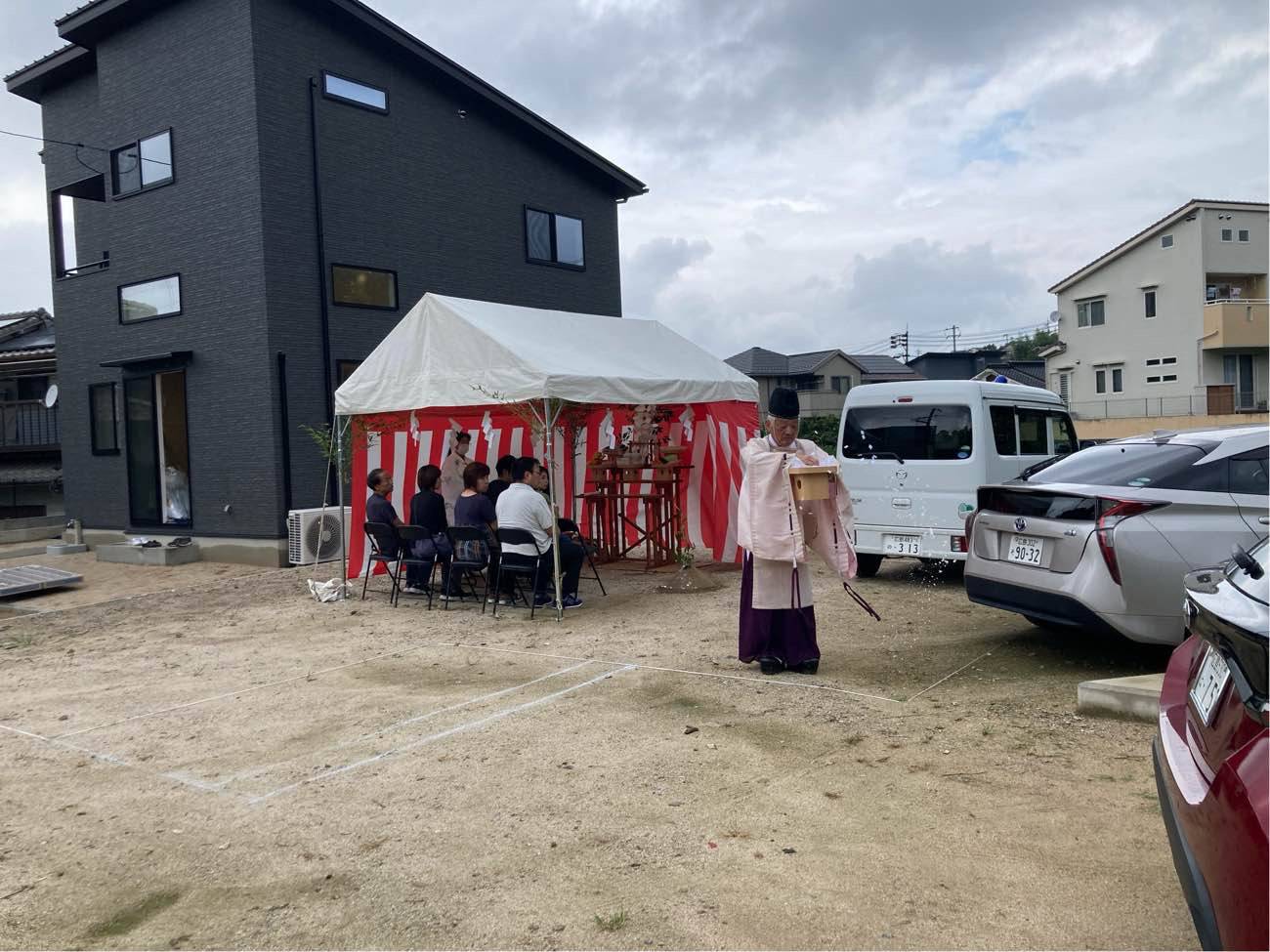 広島で注文住宅ならアイデザインホーム|地鎮祭の現場リポート|神主さんが四方祓いを行っている様子