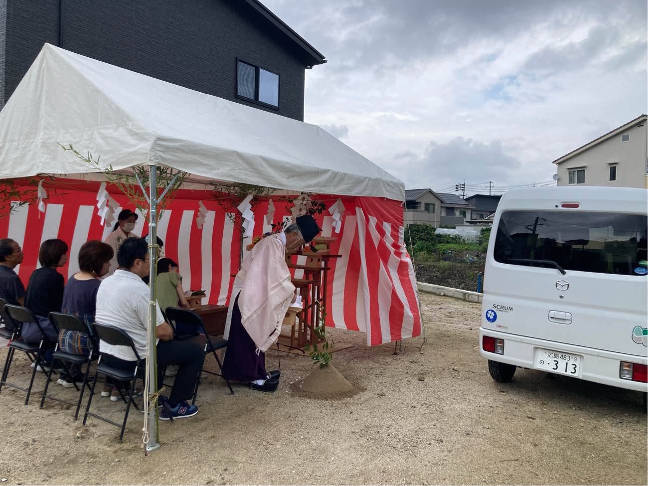 広島で注文住宅ならアイデザインホーム|地鎮祭の現場リポート|神主さんが立砂に榊を挿した様子