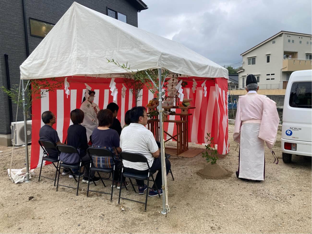 広島で注文住宅ならアイデザインホーム|地鎮祭の現場リポート|神主さんが祈祷を行っている様子