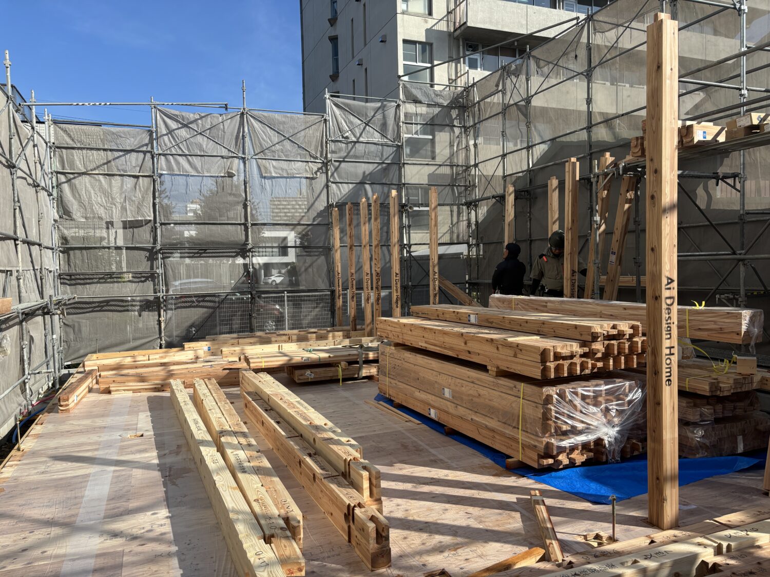 岐阜で注文住宅ならアイデザインホーム｜上棟の現場リポート｜上棟に使用する木材が綺麗に整列されている