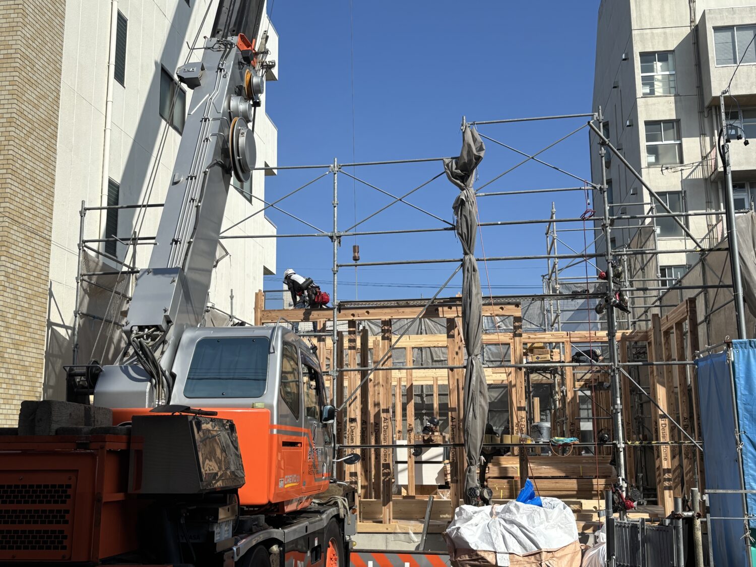 岐阜で注文住宅ならアイデザインホーム｜上棟の現場リポート｜レッカーで木材を吊り下げている様子