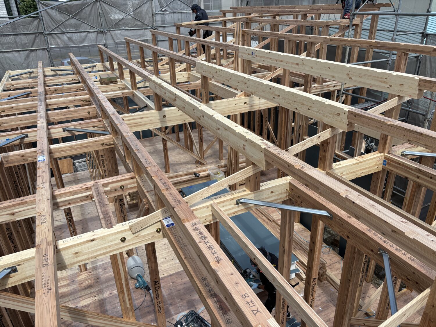 岐阜で注文住宅ならアイデザインホーム｜上棟の現場リポート｜職人さんが作業している様子