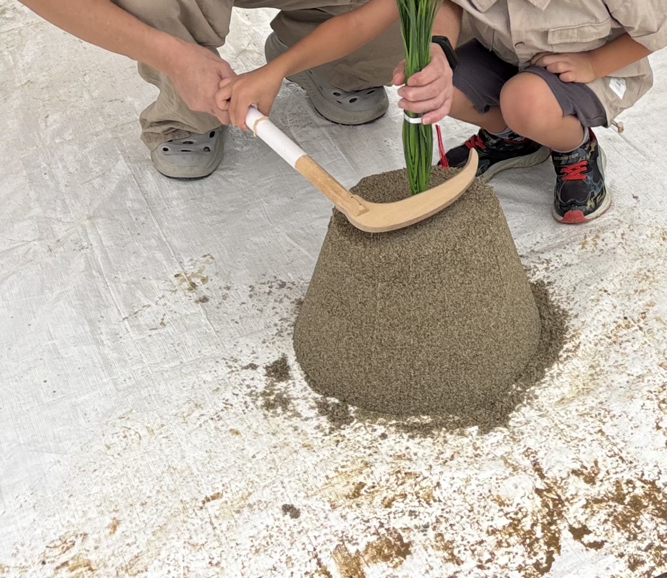 愛知で注文住宅ならアイデザインホーム|地鎮祭の現場リポート|ご主人と息子さんで刈初の儀を行う様子