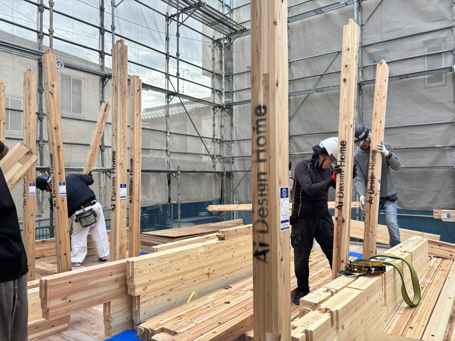 岐阜で注文住宅ならアイデザインホーム｜上棟の現場リポート｜1階の柱を立てている職人さんたち