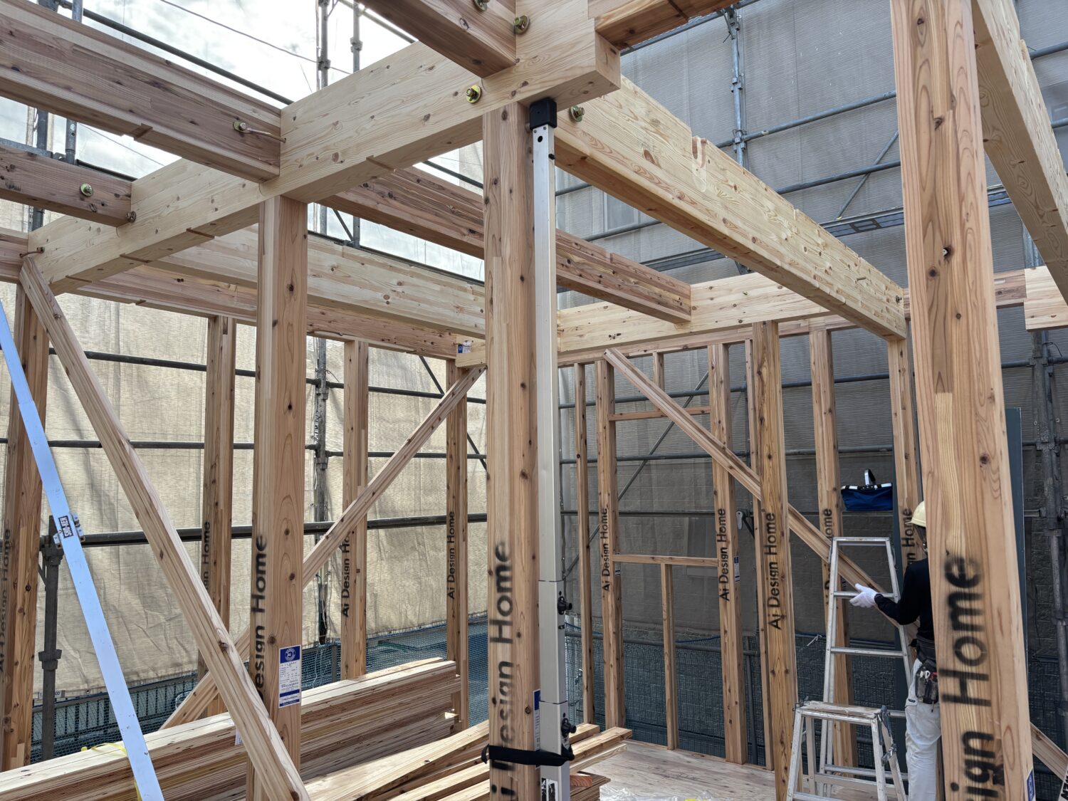 岐阜で注文住宅ならアイデザインホーム｜上棟の現場リポート｜1階の柱を施工した様子