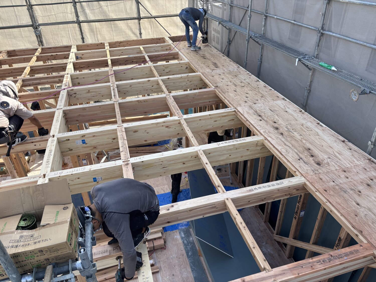 岐阜で注文住宅ならアイデザインホーム｜上棟の現場リポート｜2階の床を施工している様子