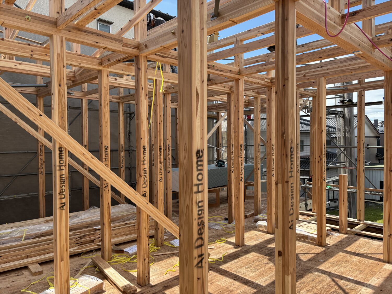 岐阜で注文住宅ならアイデザインホーム｜上棟の現場リポート｜2階の柱を全て立て終えた様子
