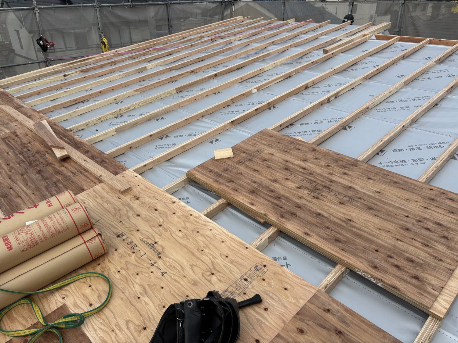 岐阜で注文住宅ならアイデザインホーム｜上棟の現場リポート｜屋根板を施工している様子