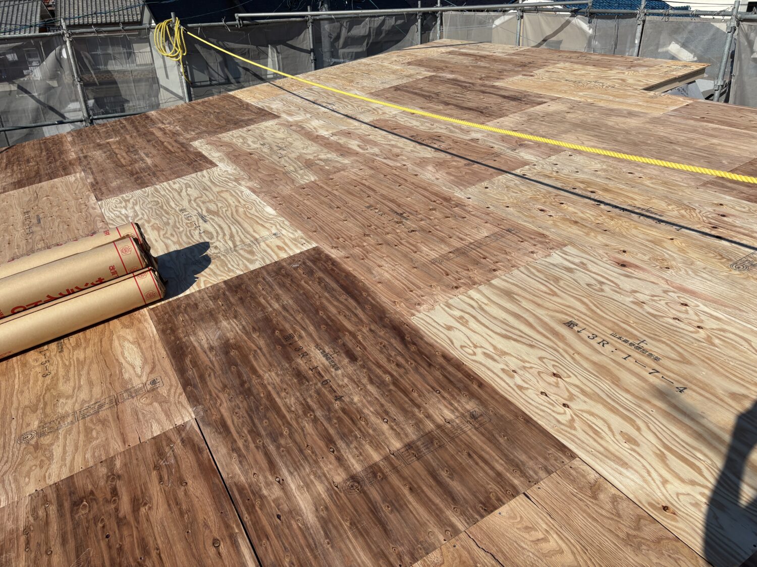 岐阜で注文住宅ならアイデザインホーム｜上棟の現場リポート｜屋根板の施工を完了した様子