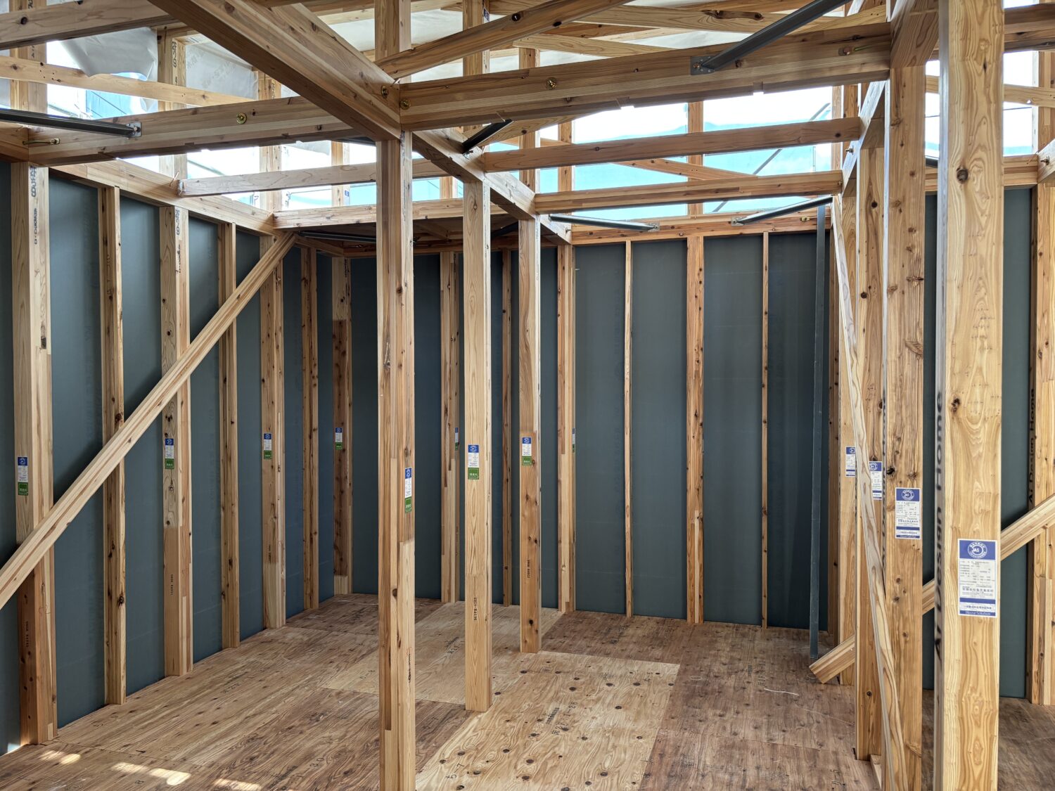 岐阜で注文住宅ならアイデザインホーム｜上棟の現場リポート｜2階の柱が均等に並んだ様子