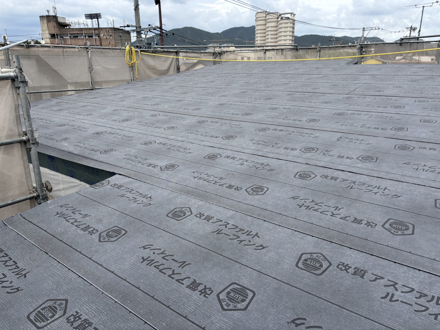 岐阜で注文住宅ならアイデザインホーム｜上棟の現場リポート｜アスファルトルーフィングを施工した様子