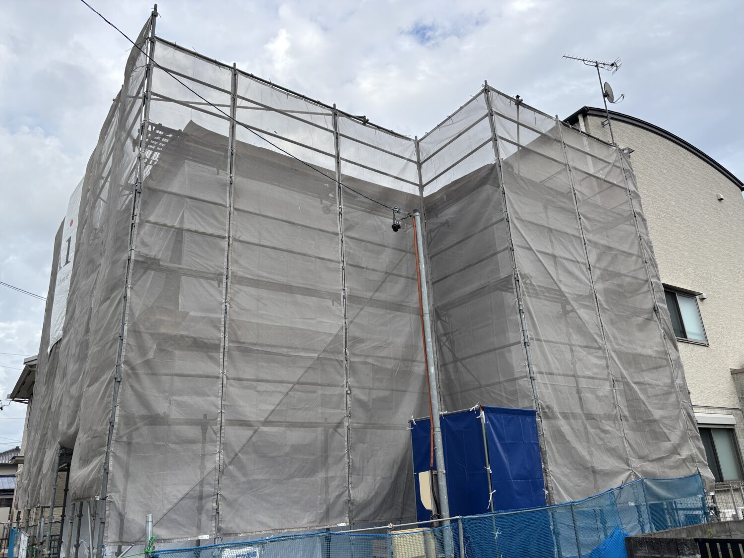 岐阜で注文住宅ならアイデザインホーム｜上棟の現場リポート｜上棟終わりに養生をした建物外観