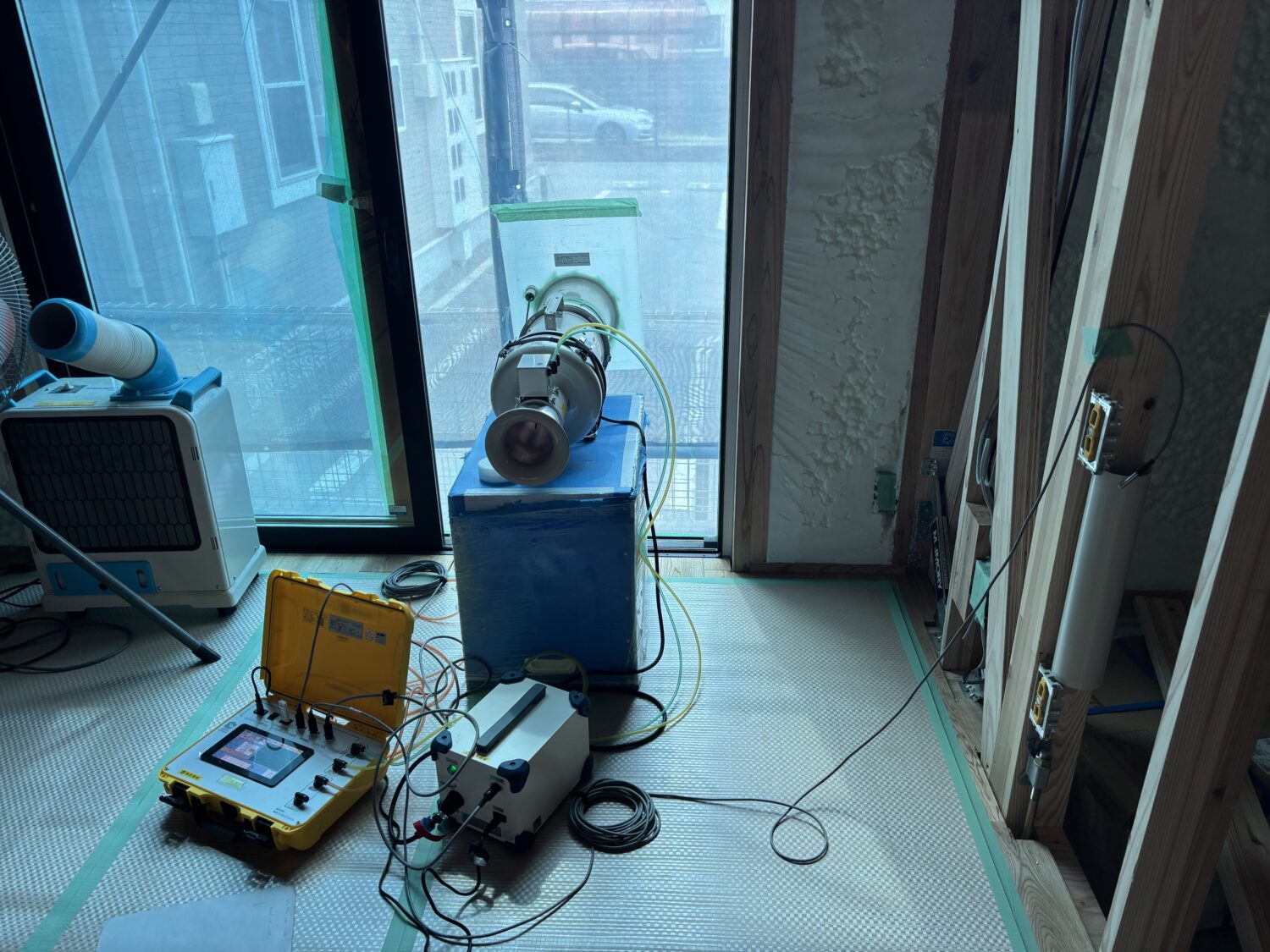 福山で注文住宅ならアイデザインホーム｜気密測定の現場リポート｜気密測定機器を設置した様子