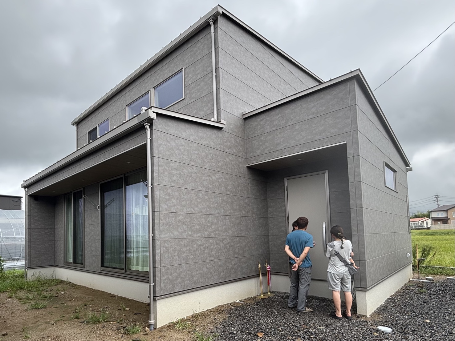 三重で注文住宅ならアイデザインホーム|引渡の現場リポート|現場監督から鍵の説明を受けているお施主さん