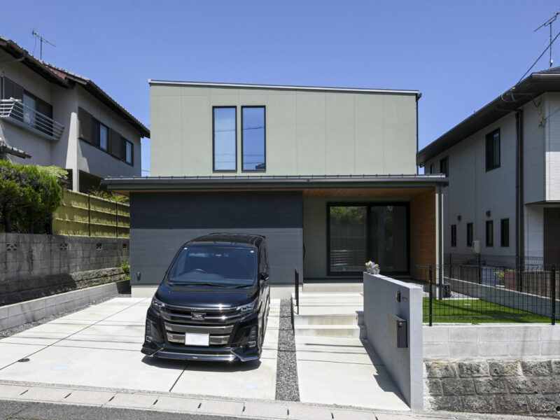 家族のこだわりが詰まった箱型ヌックと回遊動線のある家｜アイデザインホームの施工事例｜淡いアッシュグリーンとチャコールグレーが心地よく調和した外観