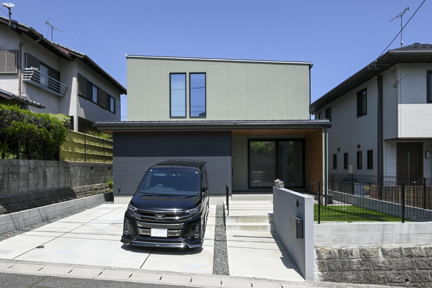 家族のこだわりが詰まった箱型ヌックと回遊動線のある家｜アイデザインホームの施工事例｜淡いアッシュグリーンとチャコールグレーが心地よく調和した外観