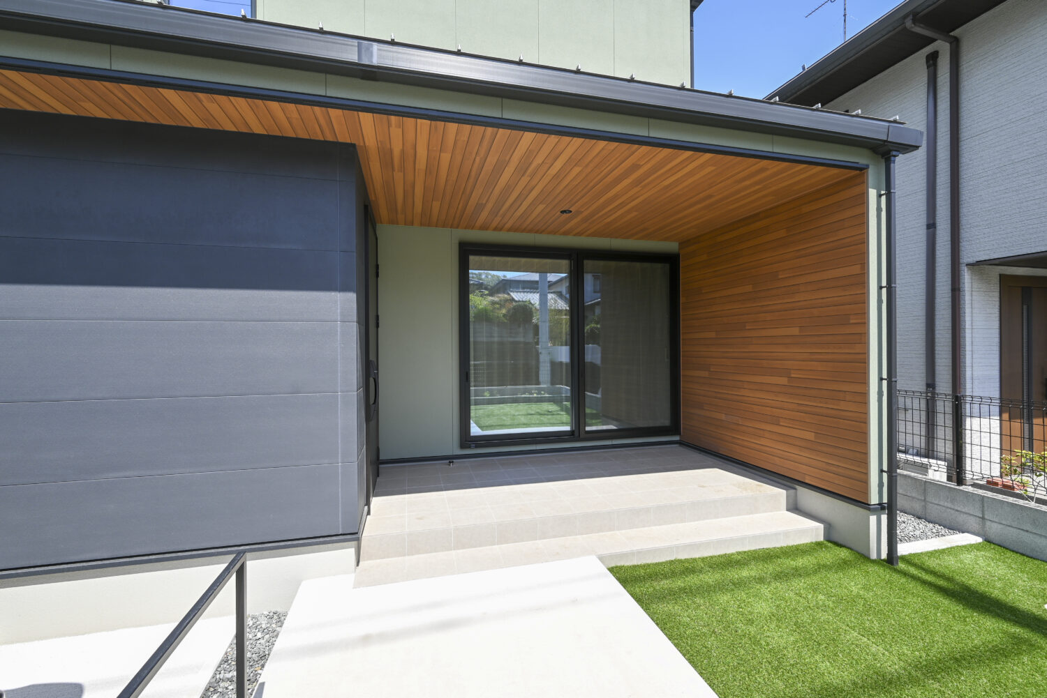 家族のこだわりが詰まった箱型ヌックと回遊動線のある家｜アイデザインホームの施工事例｜木目調のアクセントが印象的な玄関ポーチ。深い軒が夏の強い日差しをやわらげ、冬には心地よい陽だまりをつくります