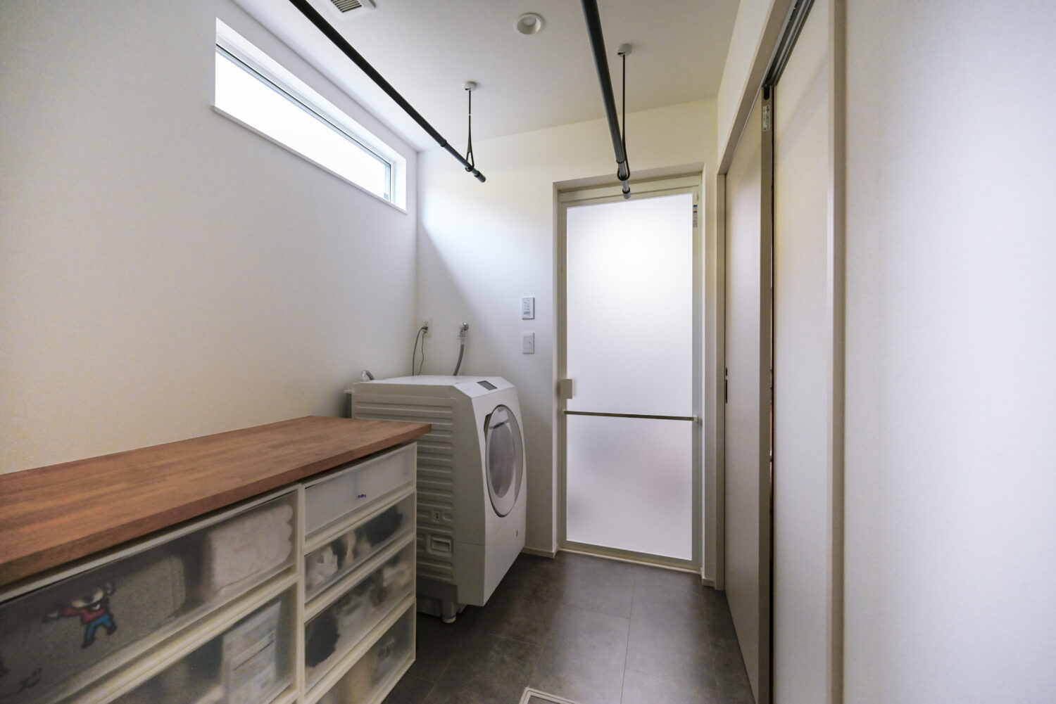 家族のこだわりが詰まった箱型ヌックと回遊動線のある家｜アイデザインホームの施工事例｜洗濯～片付けまで一部屋で完結するランドリースペース兼脱衣室