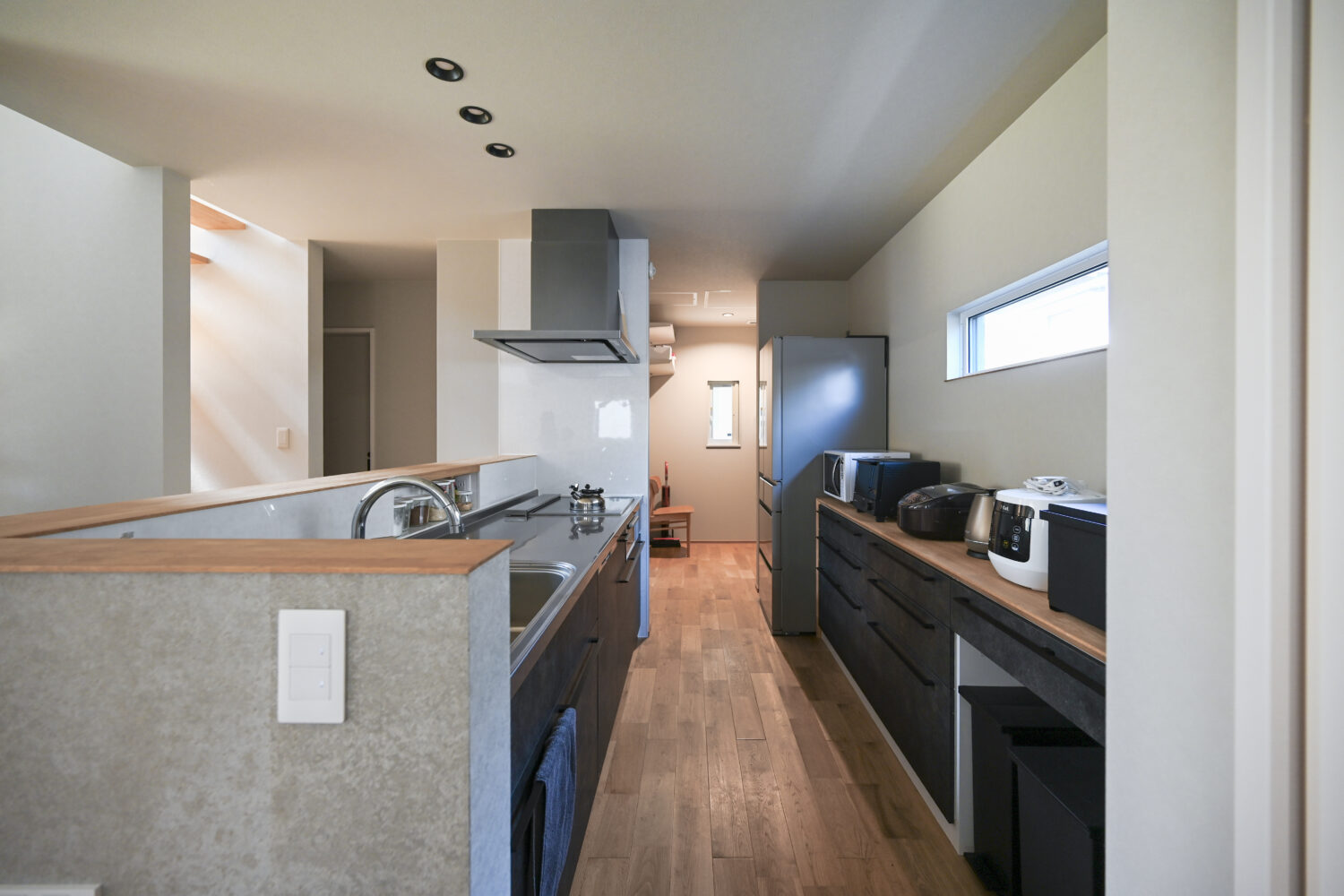 家族のこだわりが詰まった箱型ヌックと回遊動線のある家｜アイデザインホームの施工事例｜既製品のカップボードと造作カウンターを組み合わせた一角