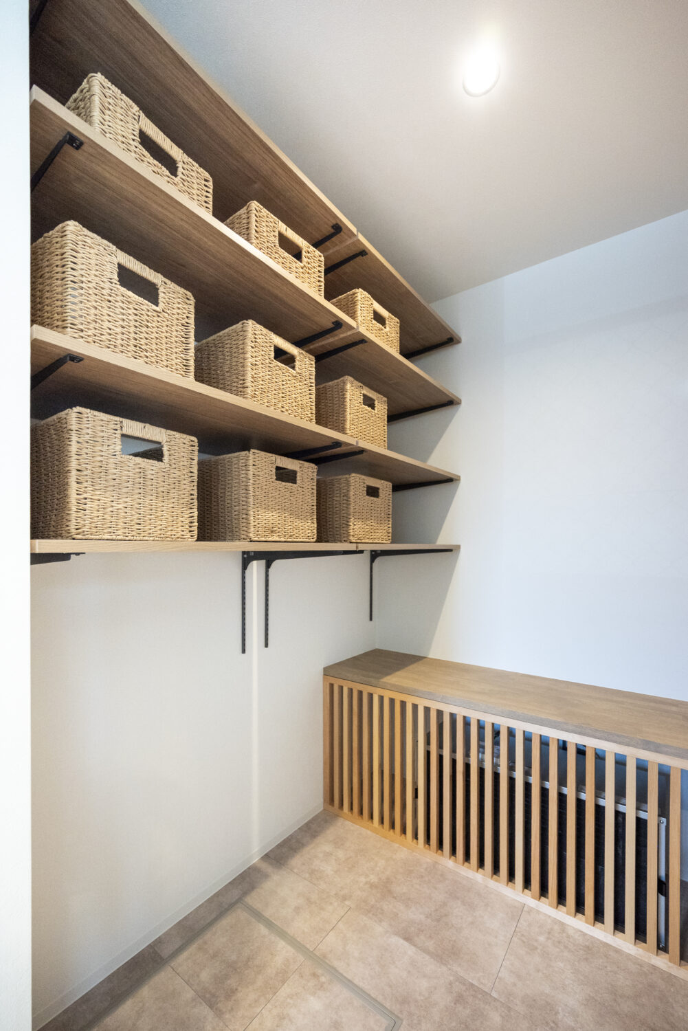 広島の注文住宅はアイデザインホーム

足元からあたたかい家づくり 床下エアコンの仕組み・ 間取りのコツを解説
東広島展示場の床下エアコン