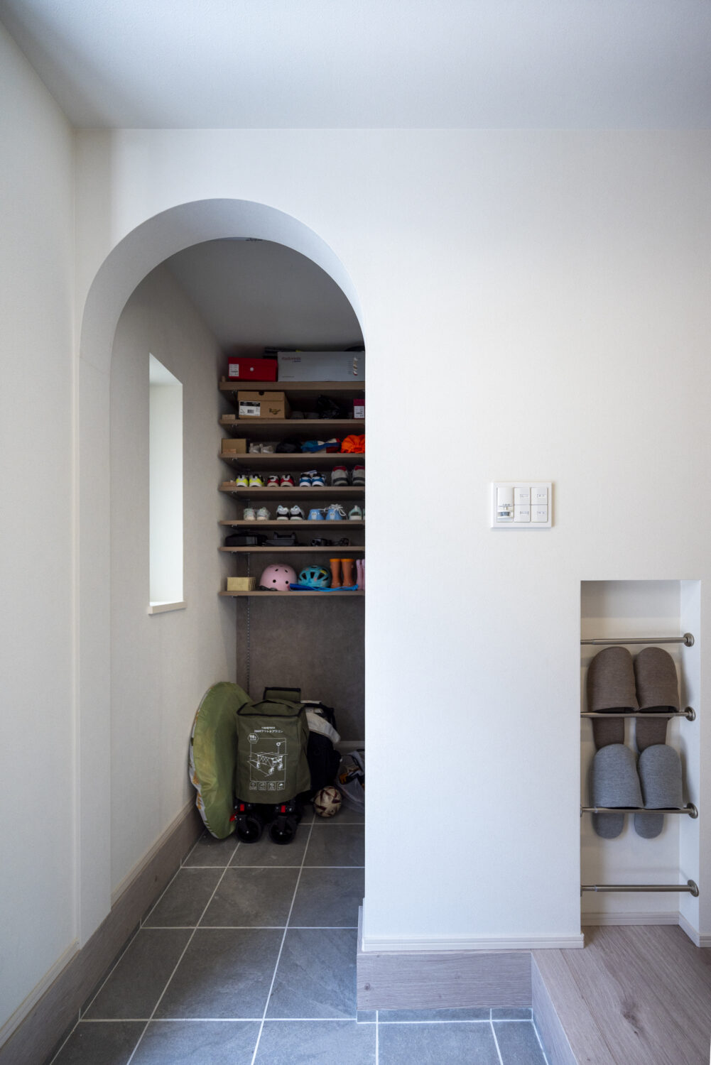 小上がりヌックが家族をつなぐ 24坪の敷地に叶えた3階建ての家｜アイデザインホームの実例集｜シューズクローゼットの入り口はアーチ壁（R垂れ壁）を設け、やわらかな雰囲気を演出