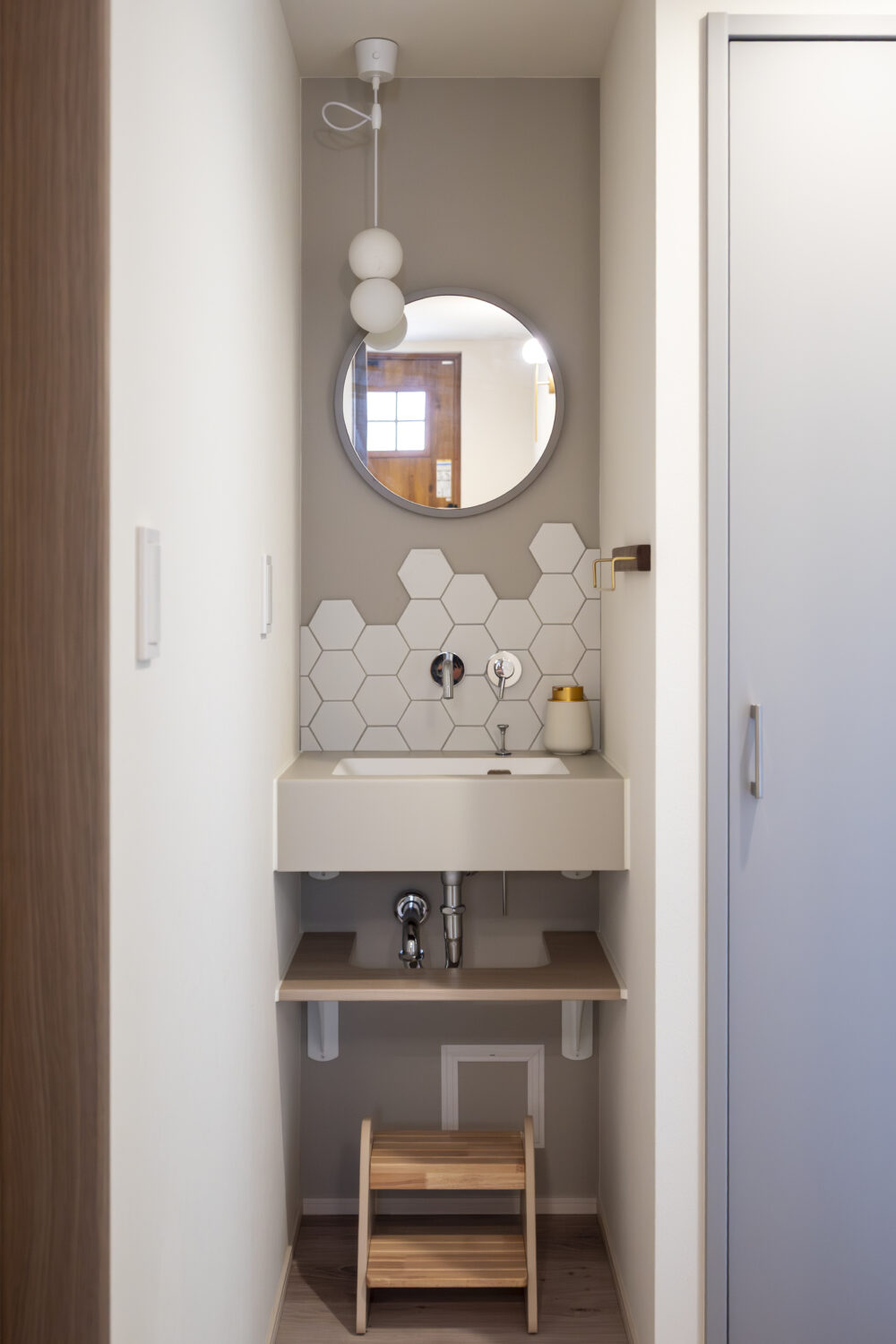 小上がりヌックが家族をつなぐ 24坪の敷地に叶えた3階建ての家｜アイデザインホームの実例集｜リズミカルに配置したヘキサゴンタイル（名古屋モザイク）が、さりげない存在感を添えるセカンド洗面台