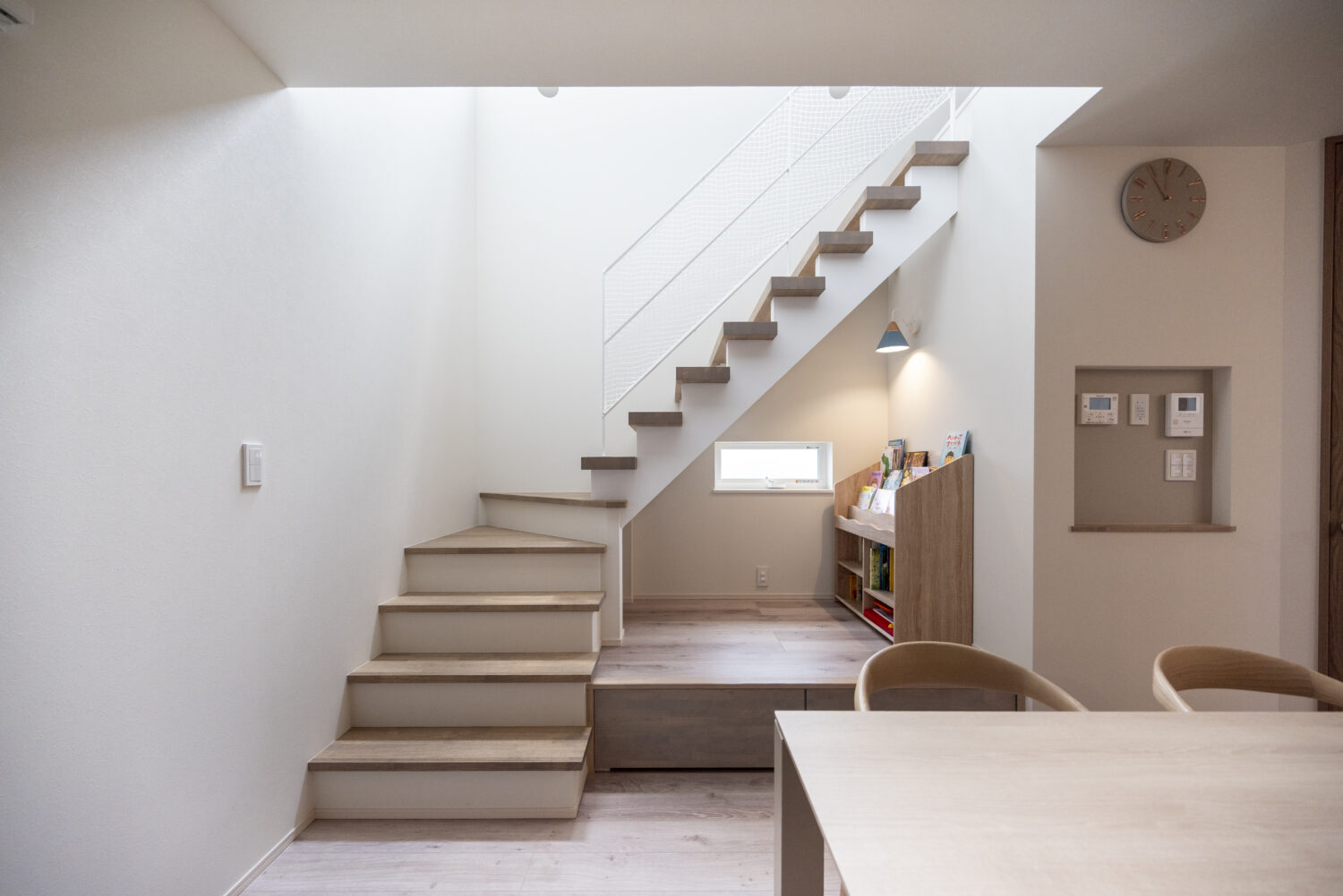 小上がりヌックが家族をつなぐ 24坪の敷地に叶えた3階建ての家｜アイデザインホームの実例集｜階段下には小上がりのヌックを設け、子どもたちのスペースに