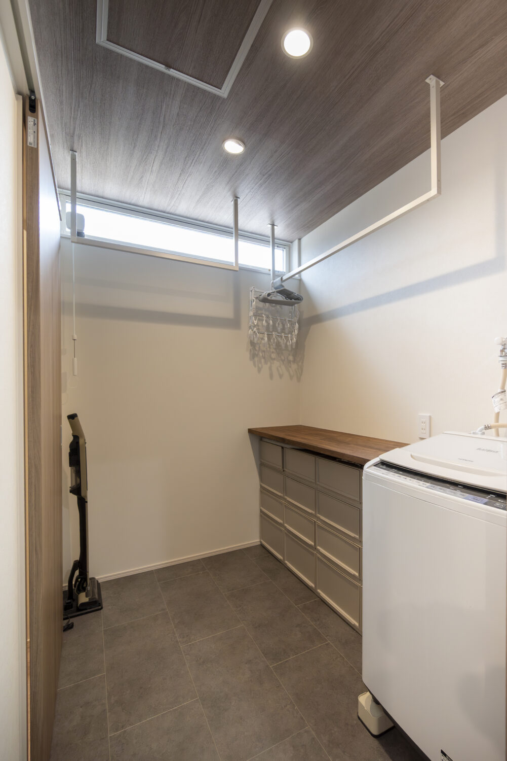 小上がりヌックが家族をつなぐ 24坪の敷地に叶えた3階建ての家｜アイデザインホームの実例集｜ハイサイドライト（高窓）で、外からの視線を気にせず光を取り込めるランドリールーム