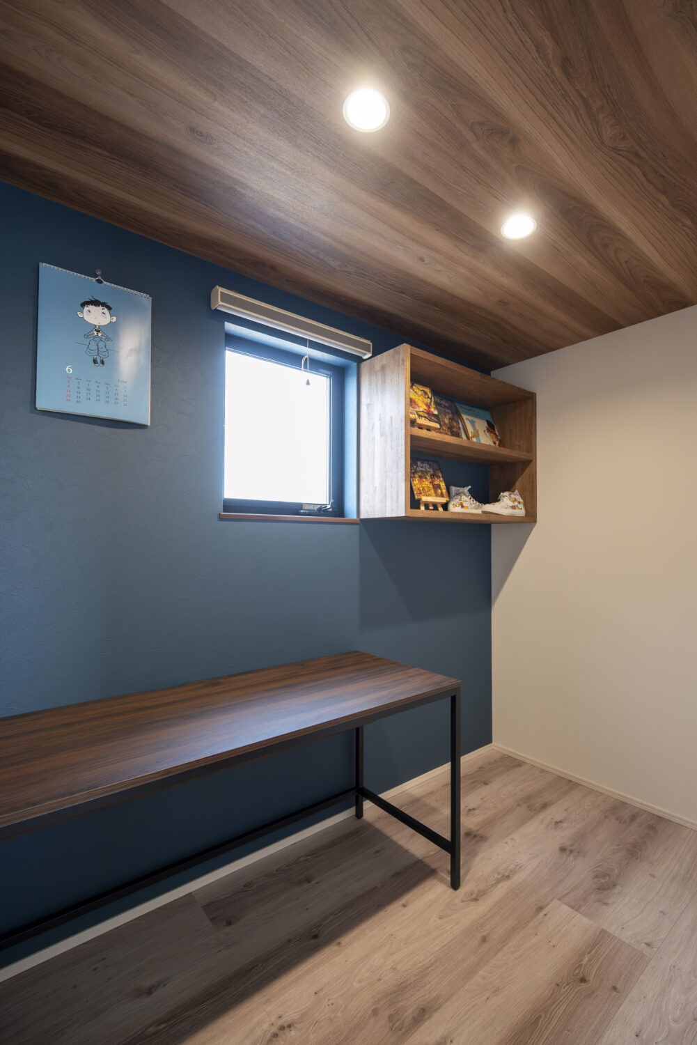 小上がりヌックが家族をつなぐ 24坪の敷地に叶えた3階建ての家｜アイデザインホームの実例集｜深みのあるブルーのアクセントウォールが目を引くご主人自慢の書斎