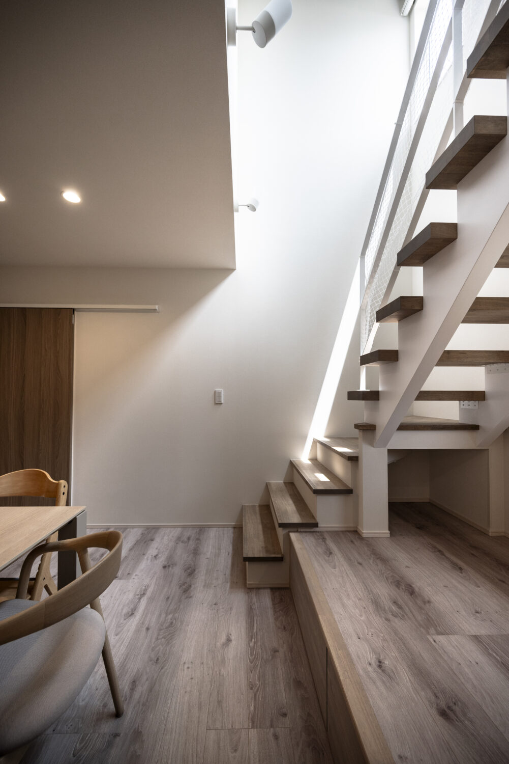 小上がりヌックが家族をつなぐ 24坪の敷地に叶えた3階建ての家｜アイデザインホームの実例集｜3階へと続く階段には、吹抜けからの光を遮らずに取り込めるスケルトン階段を採用