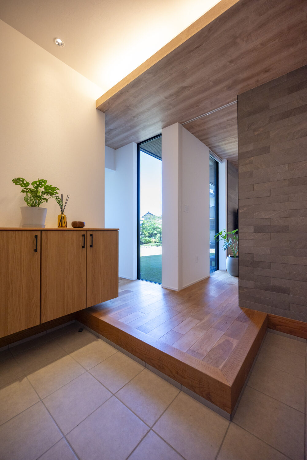 三重で注文住宅ならアイデザインホーム｜アイデザインホームの実例集｜天井高に合わせたドアや窓が空間に広がりをもたらし、視線の先にある開口部が抜け感を演出します