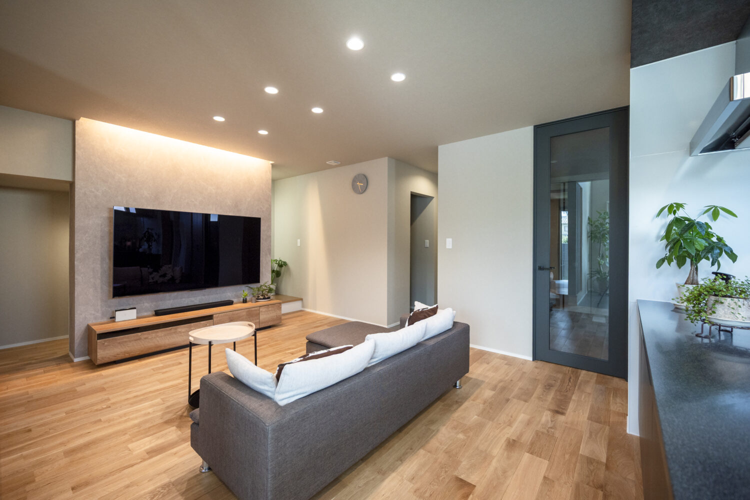 アイデザインホームの施工事例｜家族の距離感が心地よい セカンドリビングのある家｜アクセントウォール上部に仕込んだ間接照明が壁面を柔らかく照らし、心地よいくつろぎ空間を演出