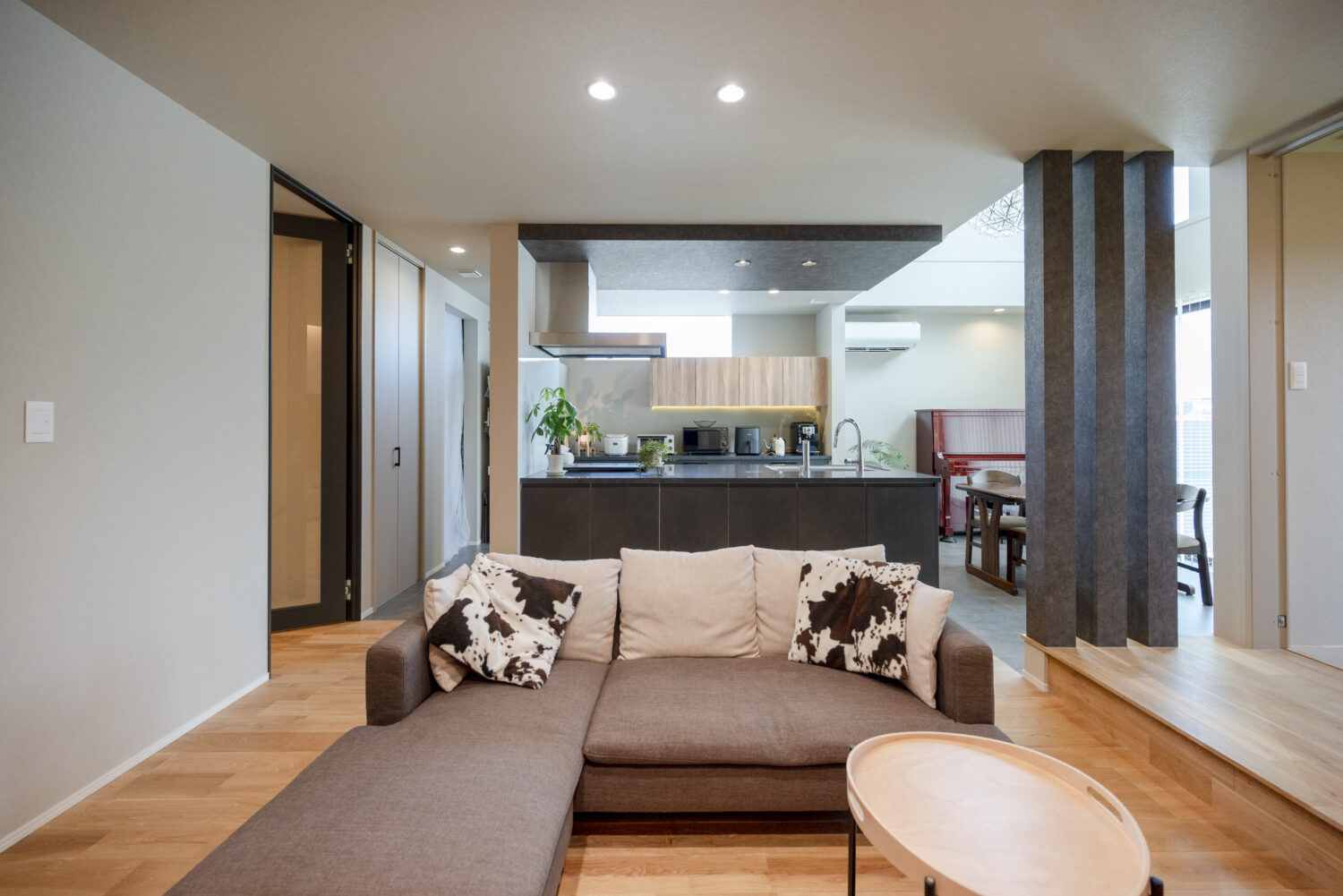 アイデザインホームの施工事例｜家族の距離感が心地よい セカンドリビングのある家｜「料理中でも家族の様子を見守りたい」というご夫婦の願いから対面キッチンを採用。調理スペースからもテレビが見えるようリビングとの位置関係にもこだわり、日々のご飯づくりが楽しく感じられる空間に