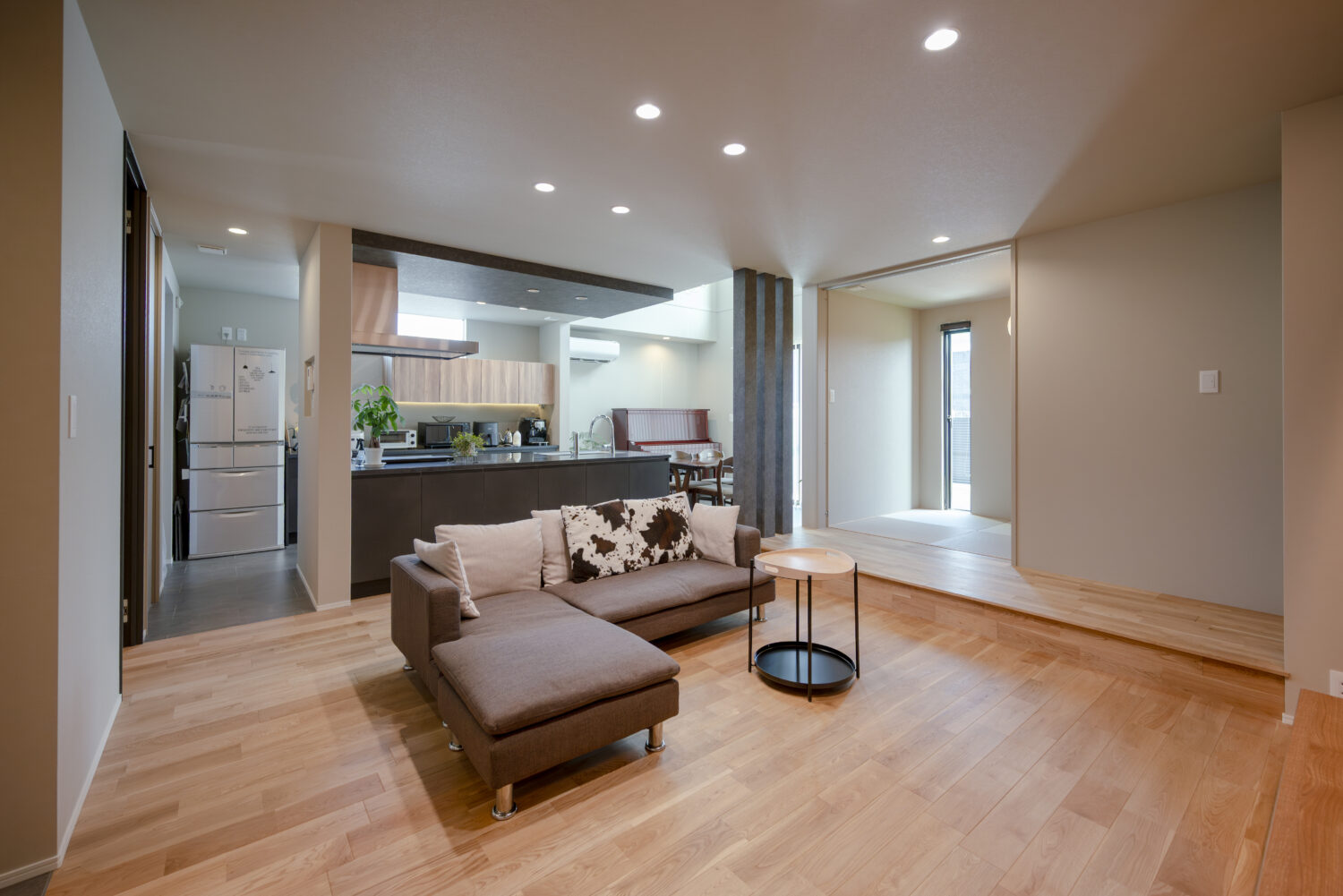 アイデザインホームの施工事例｜家族の距離感が心地よい セカンドリビングのある家｜濃淡の異なるグレーと無垢床（ナラ）でまとめたモダンで洗練されたリビング