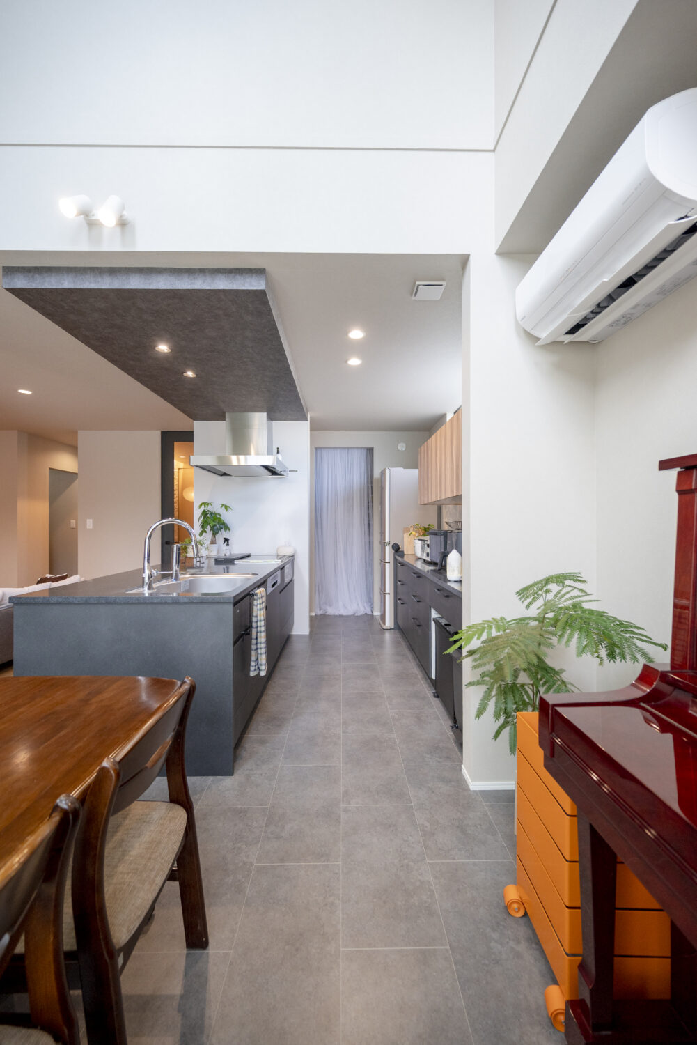 アイデザインホームの施工事例｜家族の距離感が心地よい セカンドリビングのある家｜キッチン奥には1.5帖のパントリーもあり、ストック品などをすっきり収められます