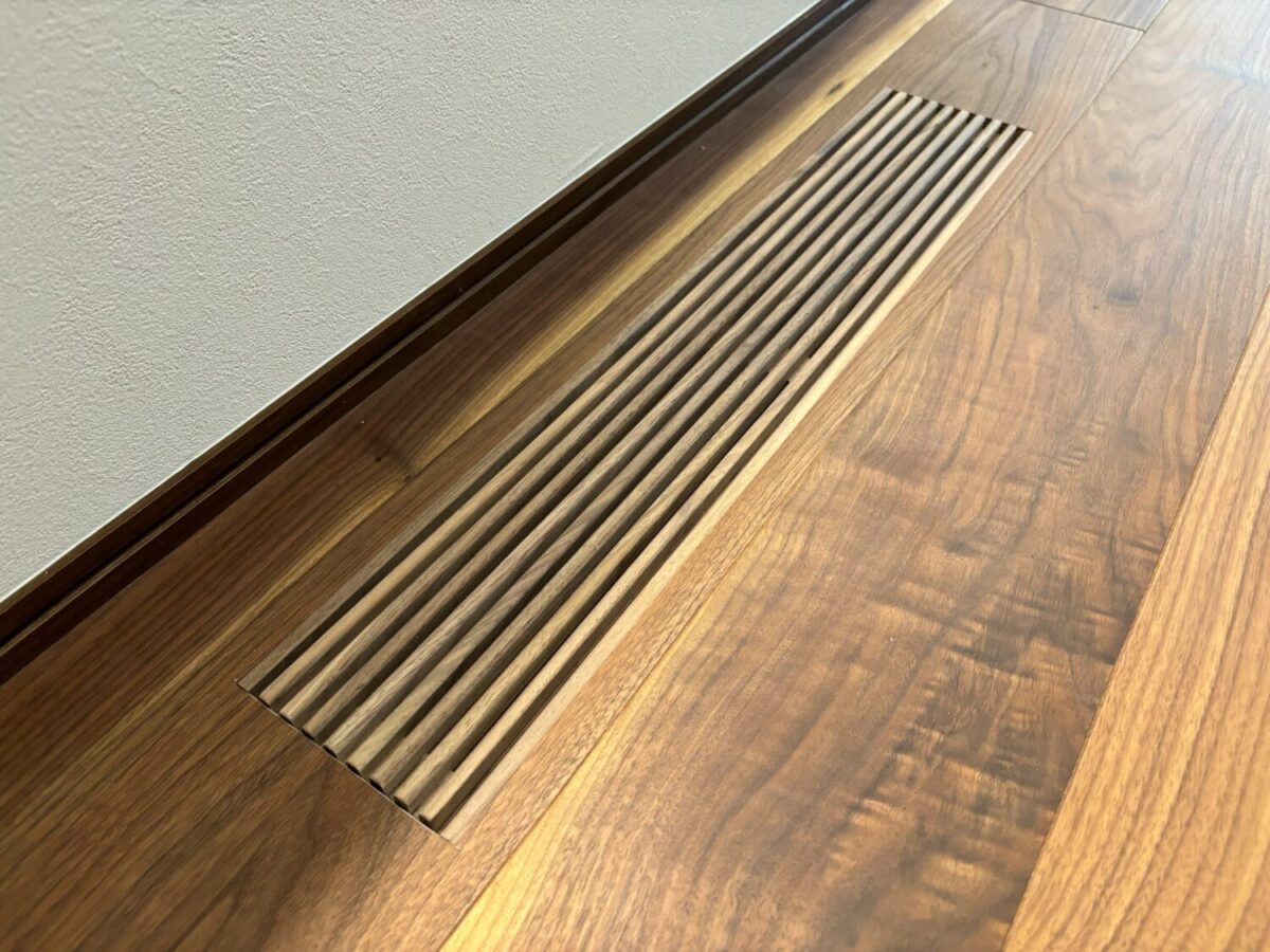 広島の注文住宅はアイデザインホーム

足元からあたたかい家づくり 床下エアコンの仕組み・ 間取りのコツを解説
基礎断熱の給気口