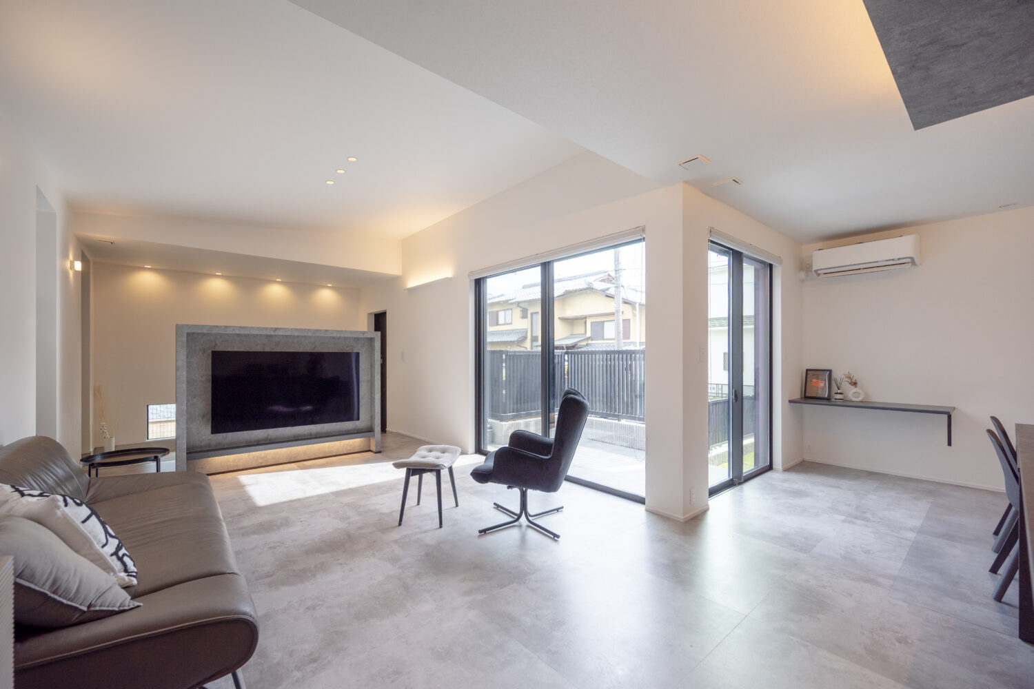 リビング中心で心地よく暮らす ホテルライクな平屋｜アイデザインホーム｜モノトーンでまとめたホテルライクなLDK