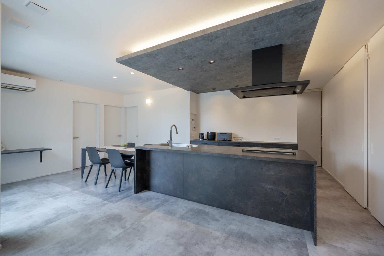 リビング中心で心地よく暮らす ホテルライクな平屋｜アイデザインホーム｜LDKの中央に配置した存在感のあるアイランドキッチン