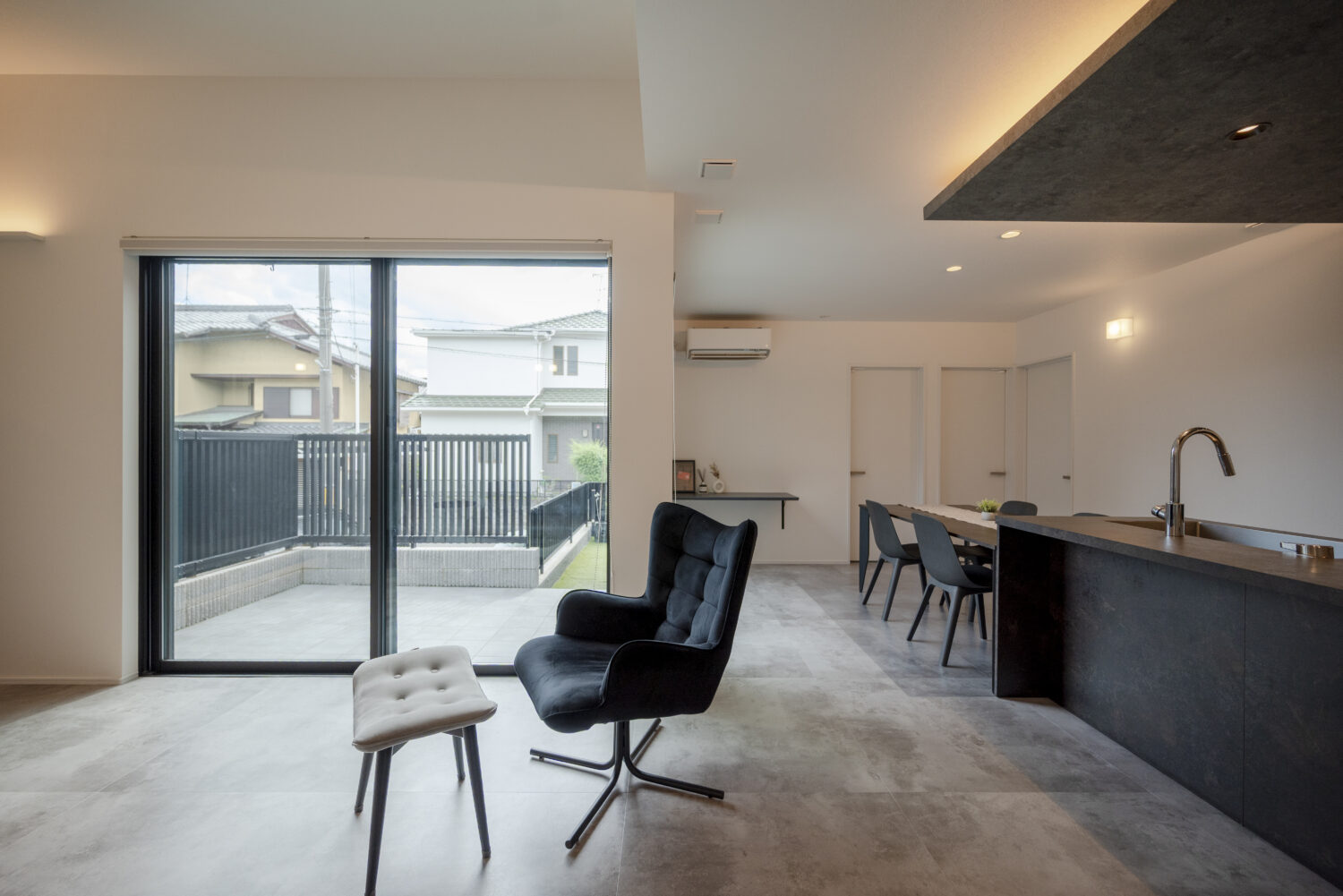 リビング中心で心地よく暮らす ホテルライクな平屋｜アイデザインホーム｜ワイドな掃き出し窓から自然光が広がる明るいLDK