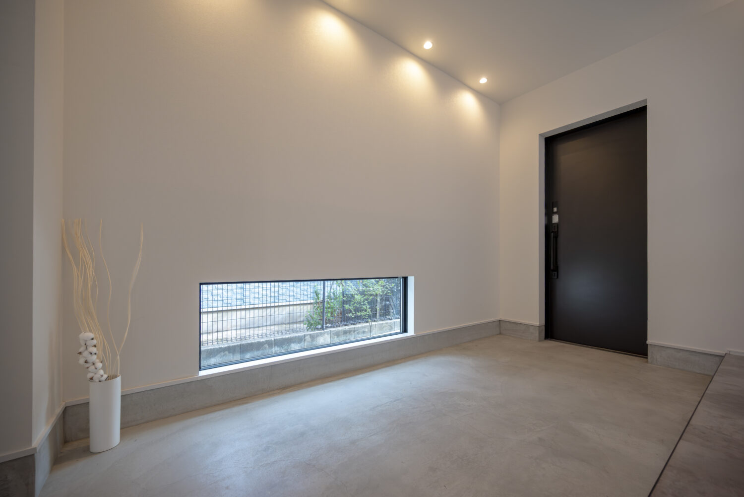 リビング中心で心地よく暮らす ホテルライクな平屋｜アイデザインホーム｜壁面を照らすダウンライトが、間接照明のようなやわらかな光を演出