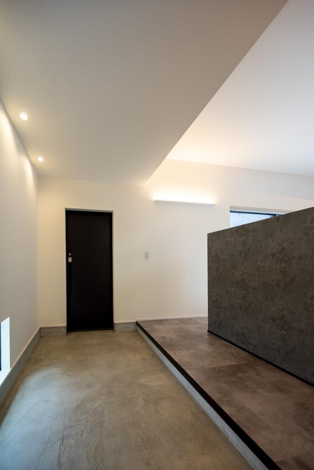 リビング中心で心地よく暮らす ホテルライクな平屋｜アイデザインホーム｜リビングとゆるやかに繋がるセミオープンな玄関土間