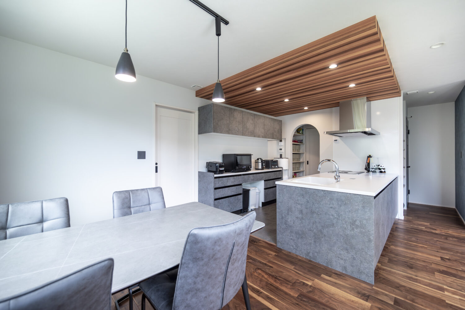 木目調のクロスで仕上げた折り下げ天井｜回遊動線とスキップフロアで 家族の時間が広がる家｜アイデザインホームの実例集